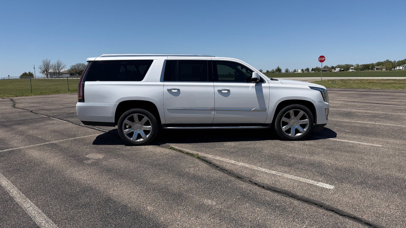 Used 2019 Cadillac Escalade ESV Luxury AWD/4WD image 2