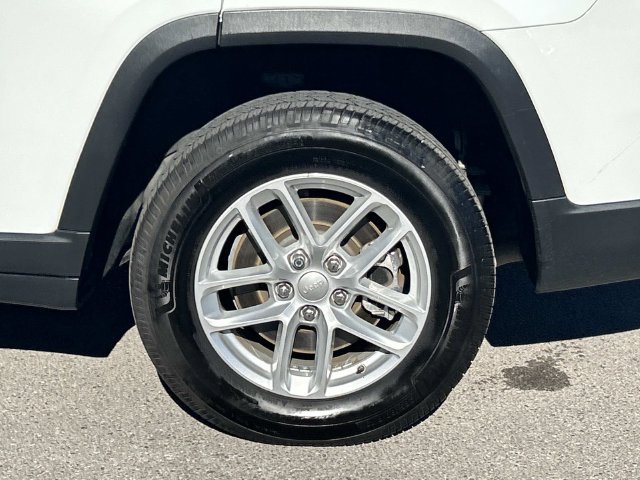 Used 2022 Jeep Grand Cherokee L Laredo w/ Luxury Tech Group I AWD/4WD image 13