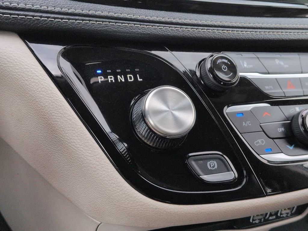 Used 2023 Chrysler Pacifica Touring-L FWD image 16