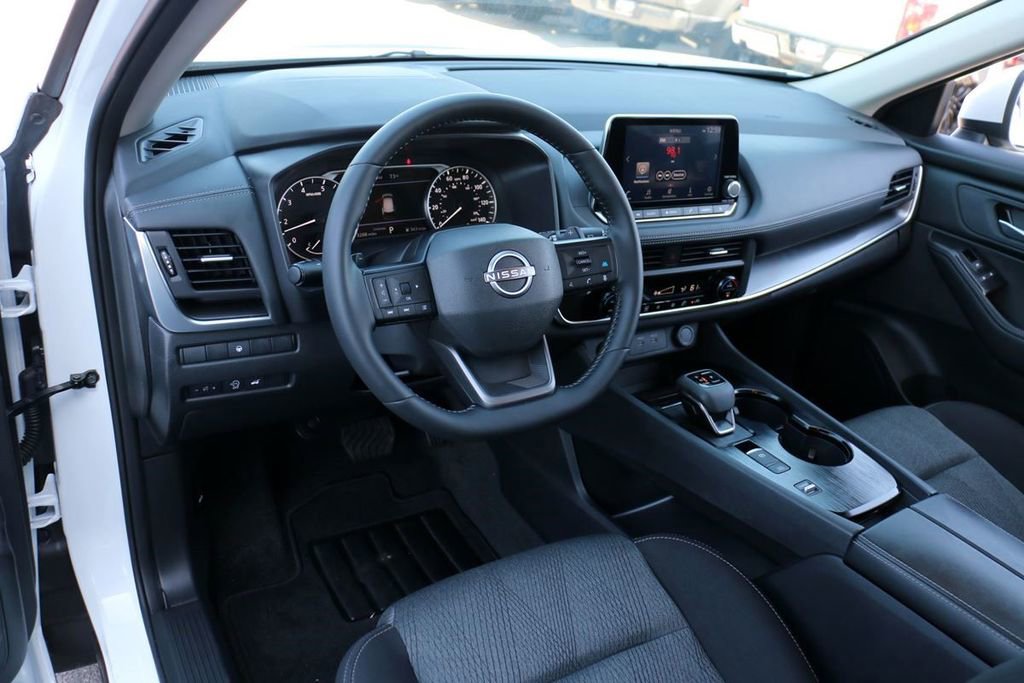 Used 2026 Nissan Rogue SV FWD image 17
