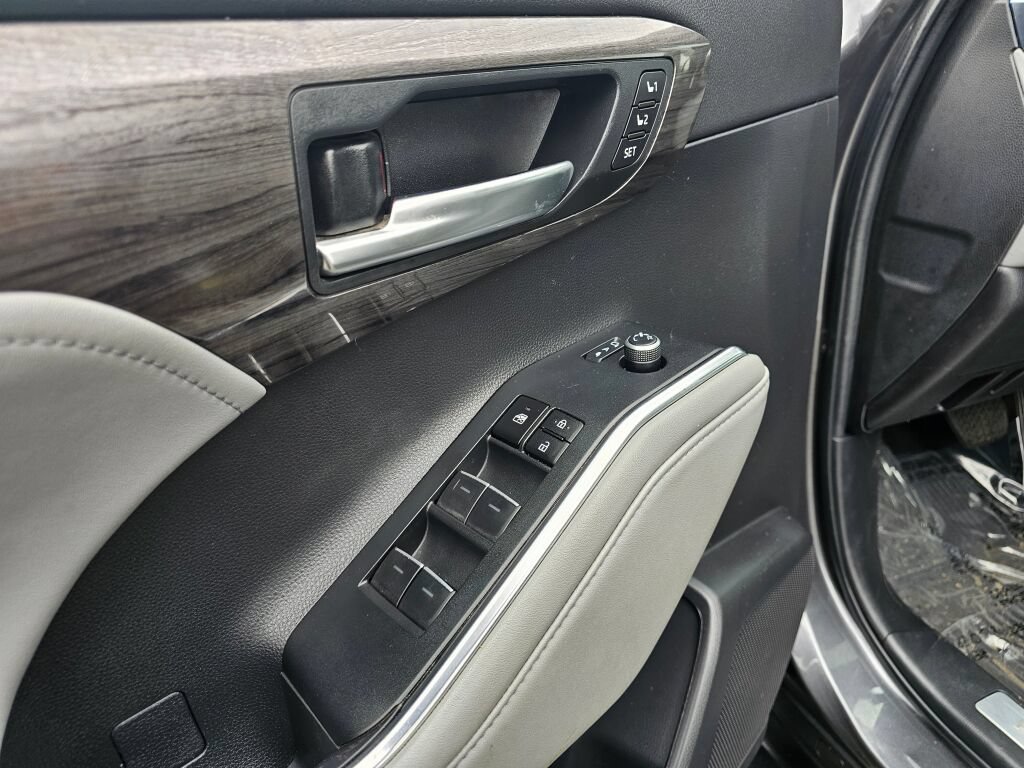 Used 2023 Toyota Highlander Limited AWD/4WD image 16