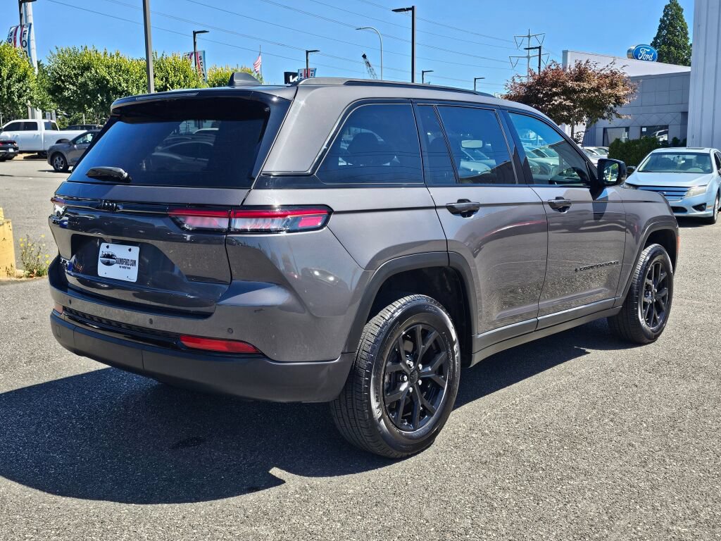 Used 2024 Jeep Grand Cherokee Altitude AWD/4WD image 5
