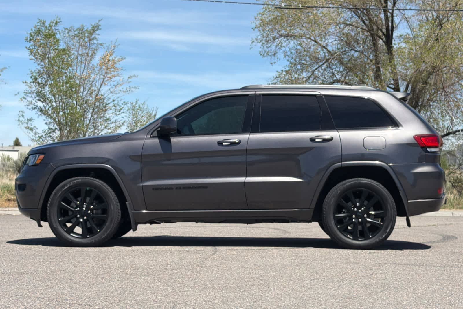 Used 2018 Jeep Grand Cherokee Altitude AWD/4WD image 5