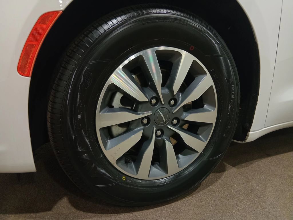 Used 2024 Chrysler Pacifica Select image 12