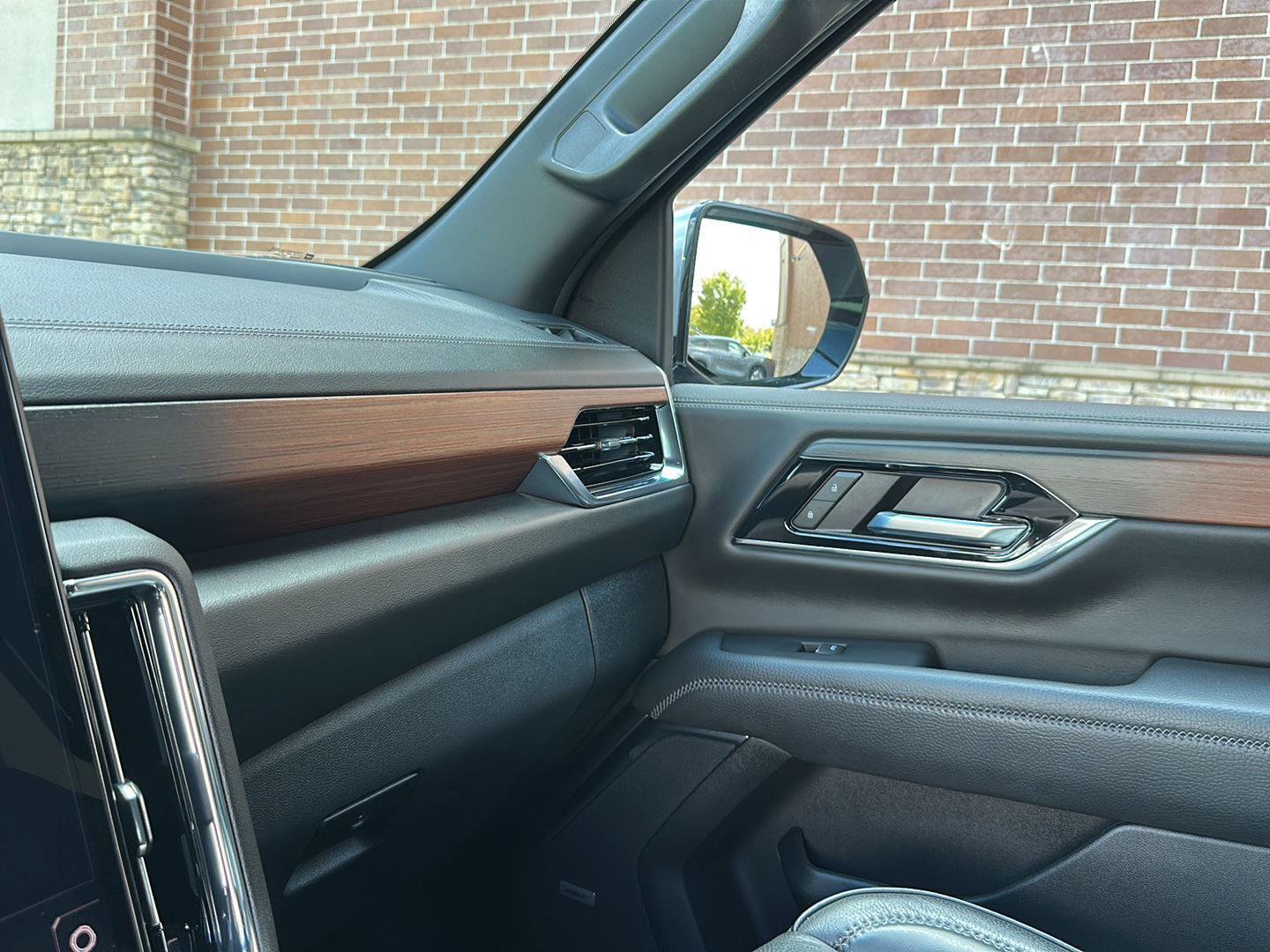 Used 2025 GMC Yukon XL Denali RWD image 23