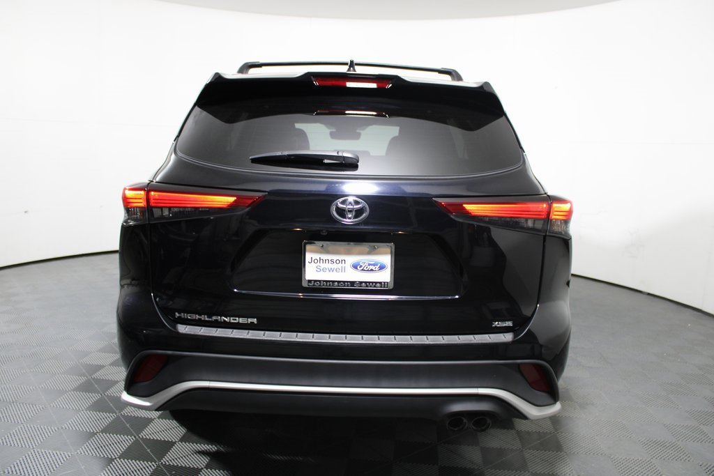 Used 2022 Toyota Highlander XSE image 3