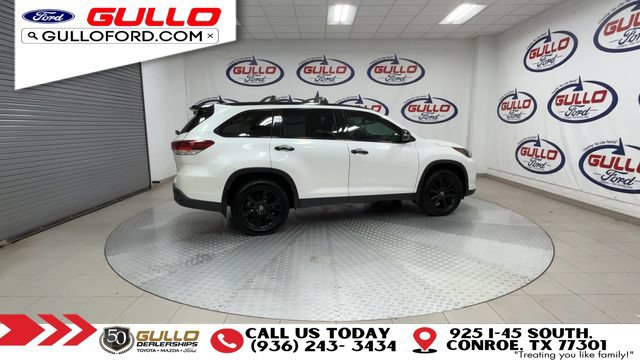 Used 2019 Toyota Highlander SE w/ Nightshade Edition FWD image 2