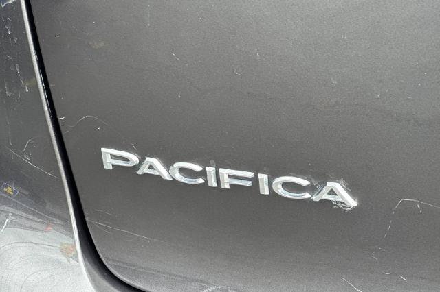 Used 2018 Chrysler Pacifica Touring-L FWD image 35