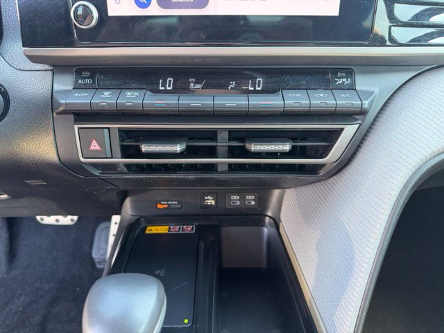 Used 2025 Toyota Camry SE w/ Convenience Package FWD image 19