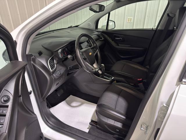 Used 2020 Chevrolet Trax LT w/ LT Convenience Package AWD/4WD image 2