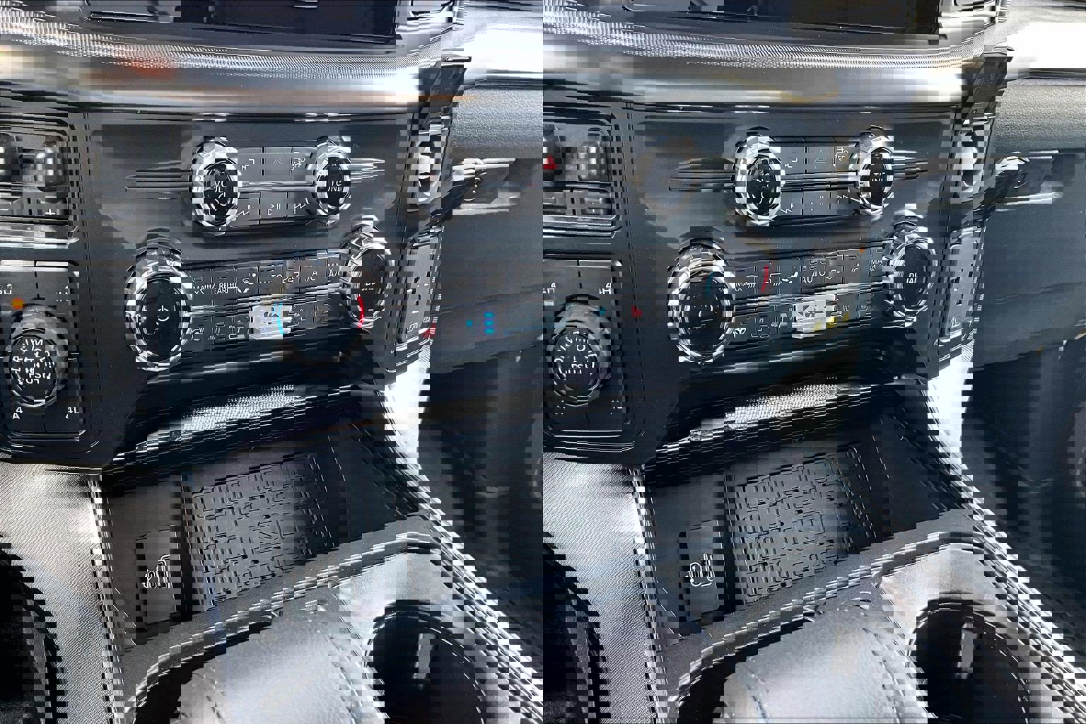 Certified 2025 Ford F150 Platinum w/ Equipment Group 702A High image 32