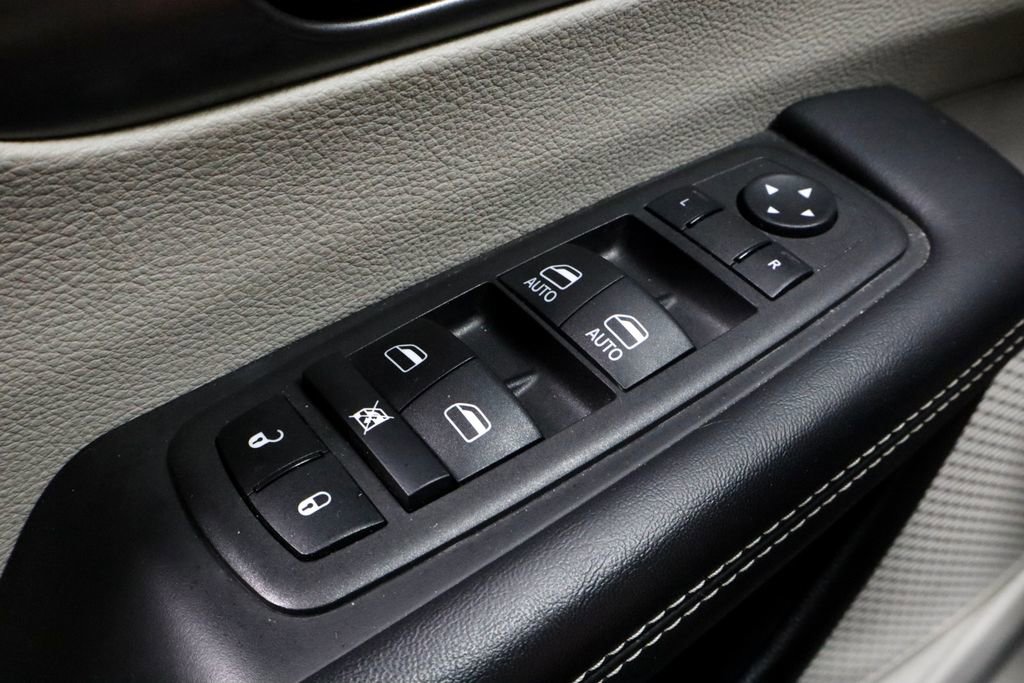 Used 2023 Chrysler Pacifica Touring-L FWD image 25