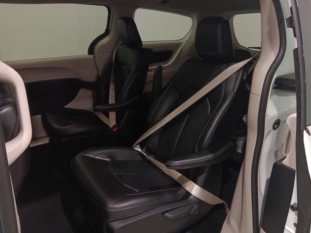 Used 2024 Chrysler Pacifica Select image 13