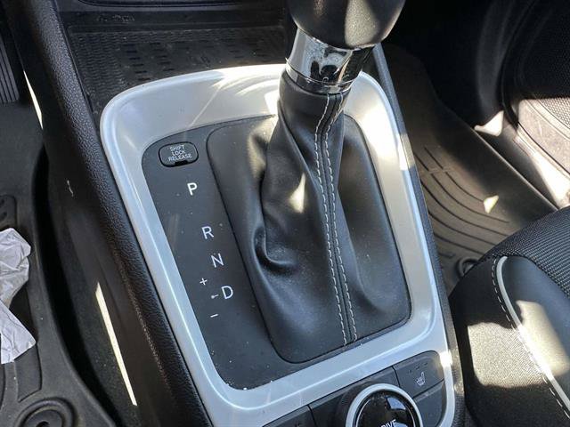 Used 2024 Hyundai Venue Limited FWD image 19