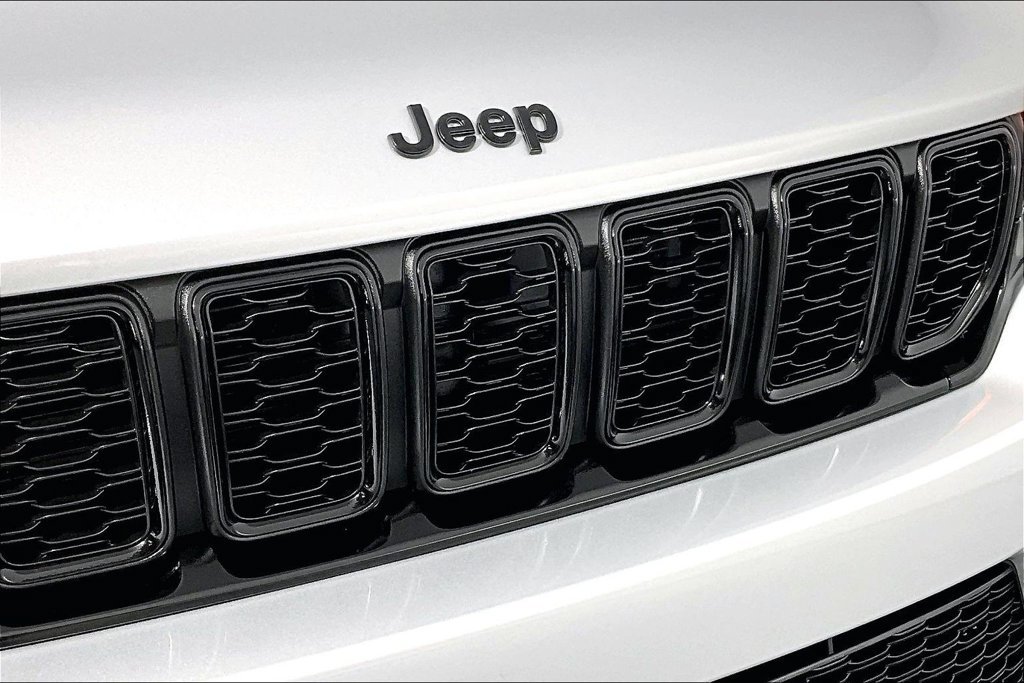Used 2023 Jeep Grand Cherokee Altitude AWD/4WD image 30