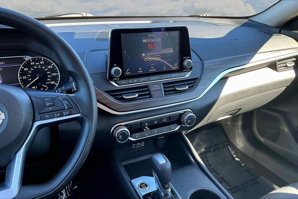 Used 2025 Nissan Altima 2.5 SV FWD image 11