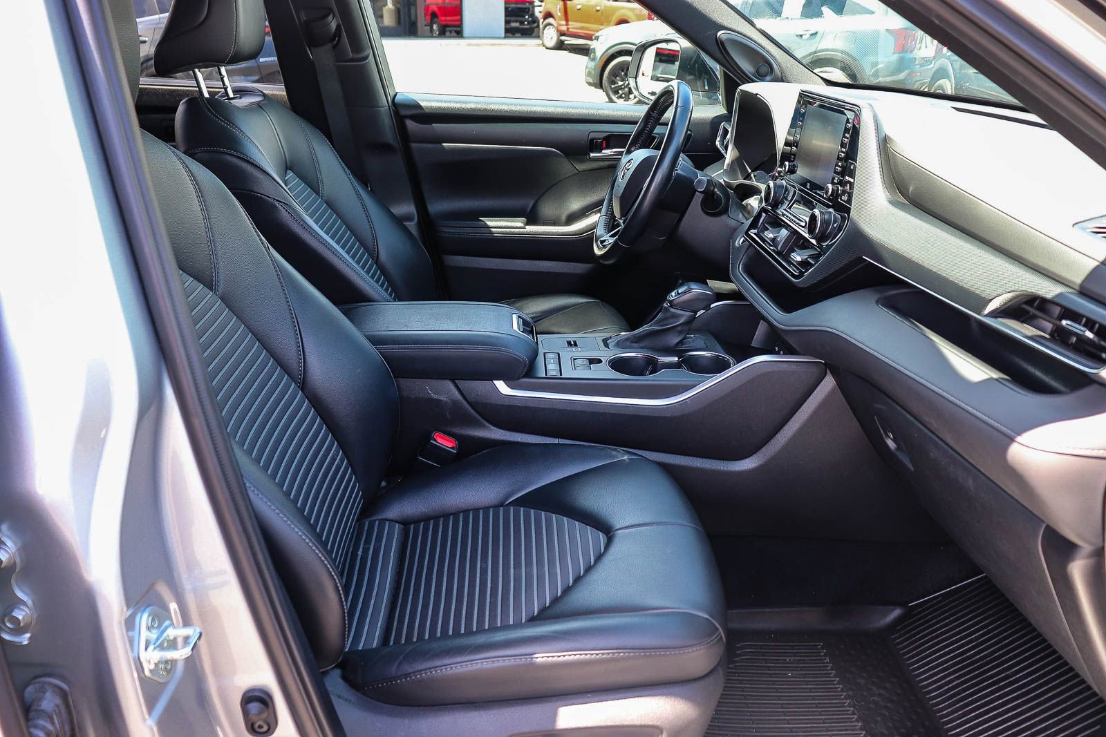 Used 2021 Toyota Highlander XSE FWD image 16