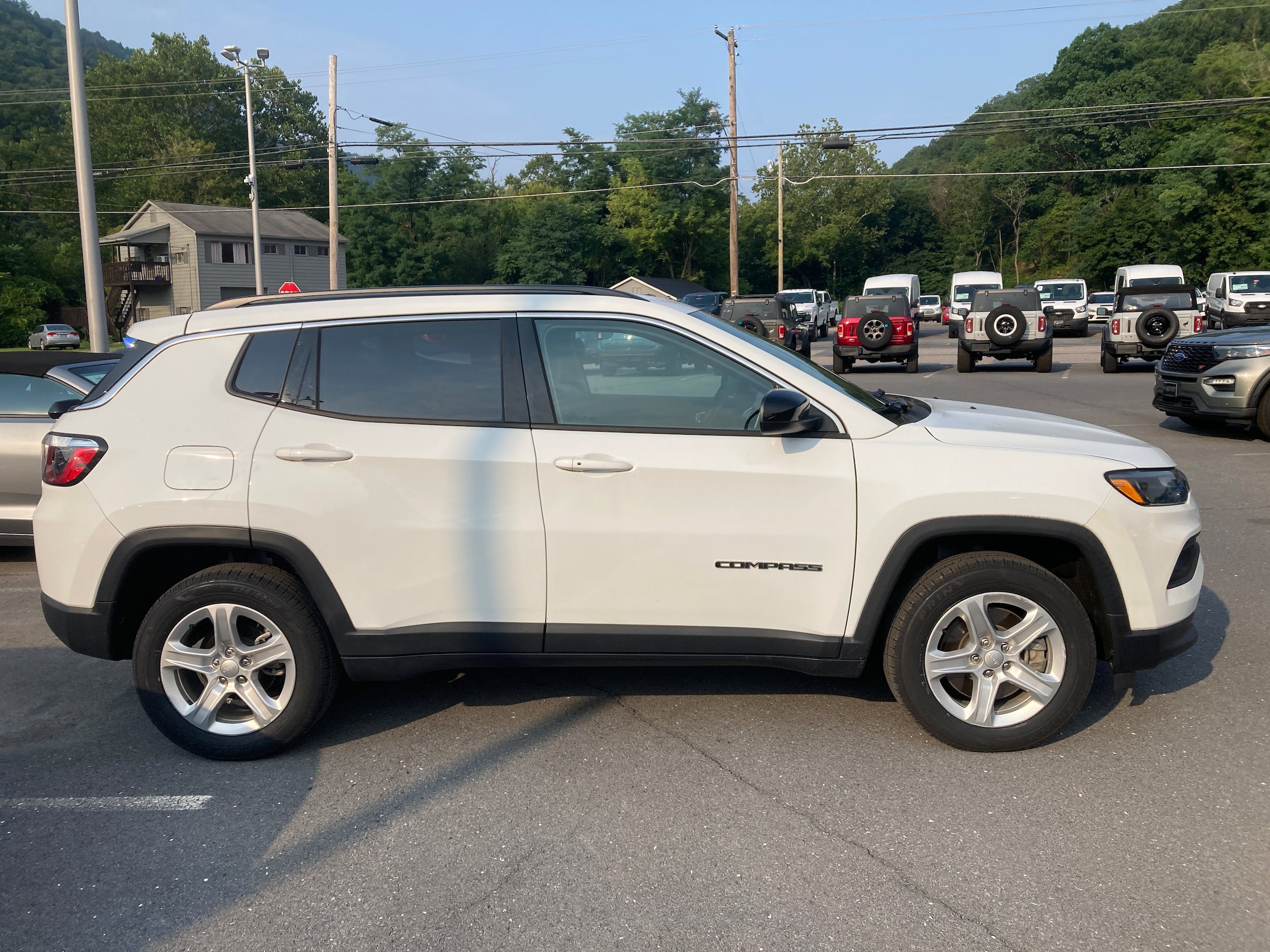 Used 2023 Jeep Compass Latitude w/ Convenience Group AWD/4WD image 4
