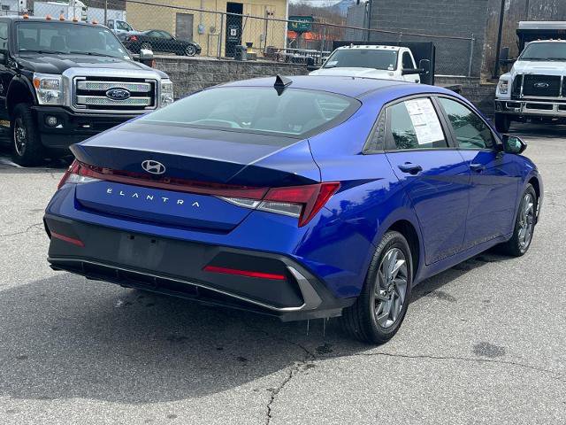 Used 2024 Hyundai Elantra SEL image 3