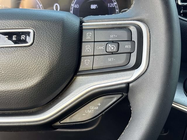 Used 2025 Jeep Wagoneer Series II w/ 8-Passenger Seating Package AWD/4WD image 32