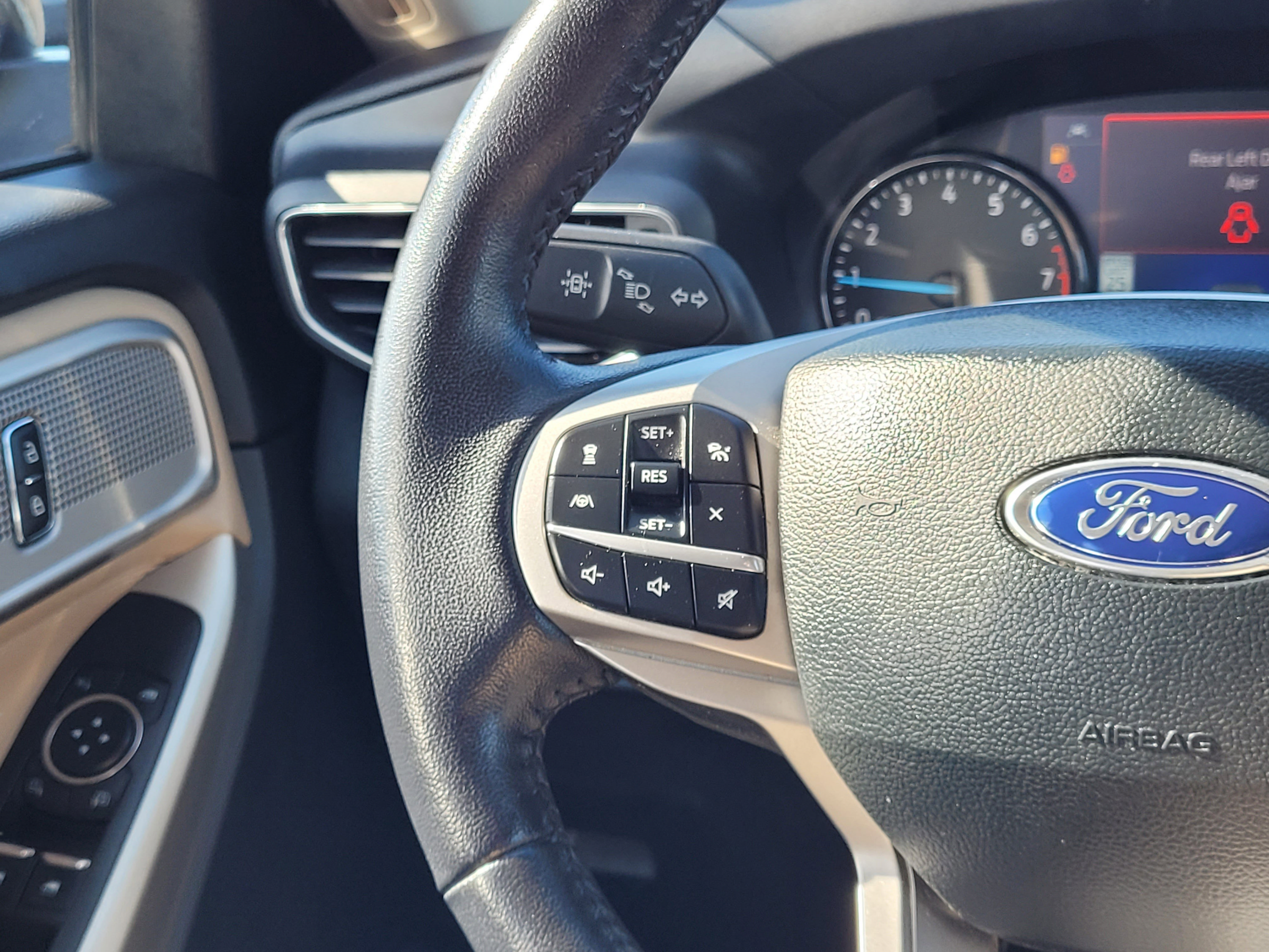 Certified 2022 Ford Explorer Limited AWD/4WD image 13