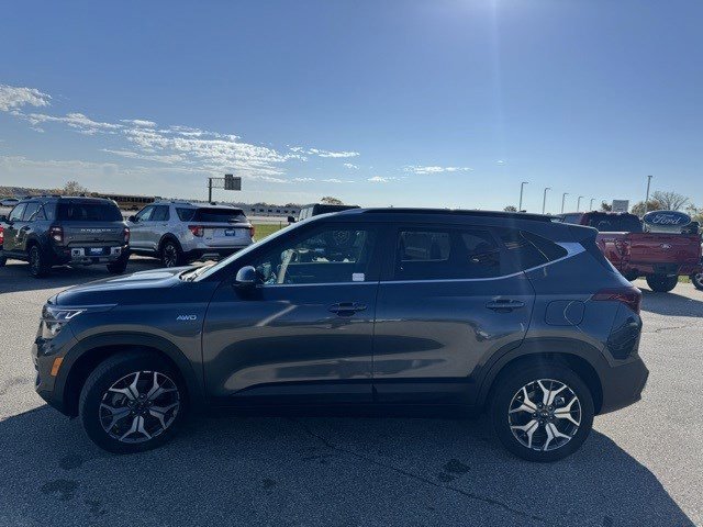 Used 2021 Kia Seltos EX image 2