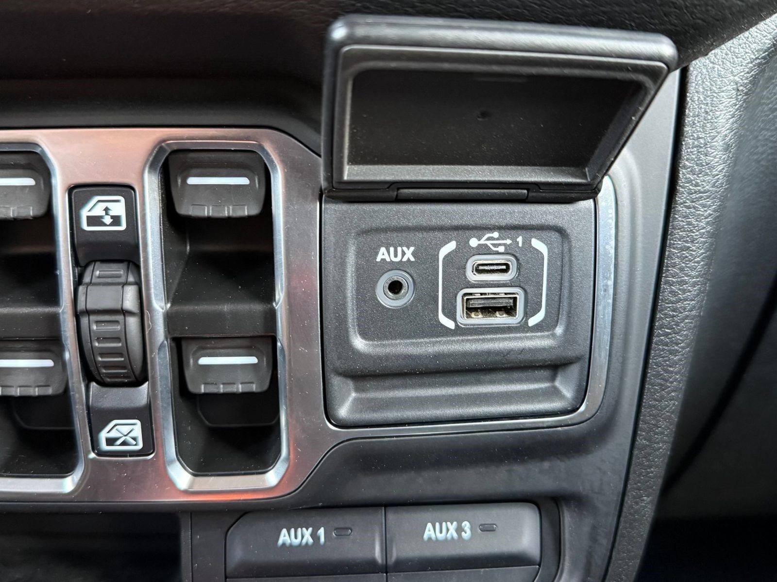 Used 2024 Jeep Wrangler Unlimited Sport AWD/4WD image 30