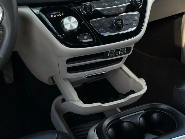 Used 2023 Chrysler Pacifica Touring-L FWD image 27