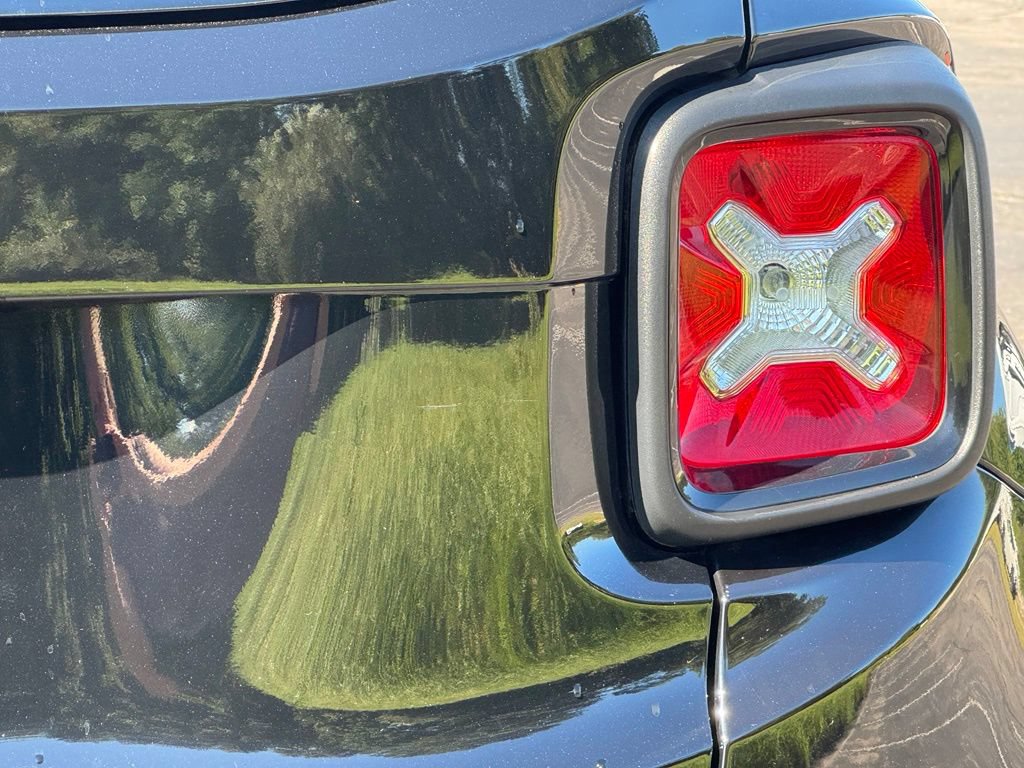 Used 2018 Jeep Renegade Altitude AWD/4WD image 10