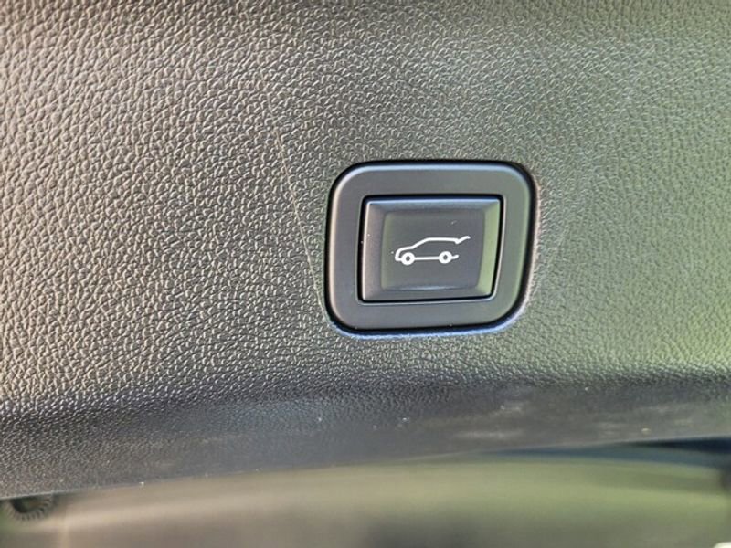 Used 2023 GMC Yukon Denali w/ Denali Reserve Package image 16