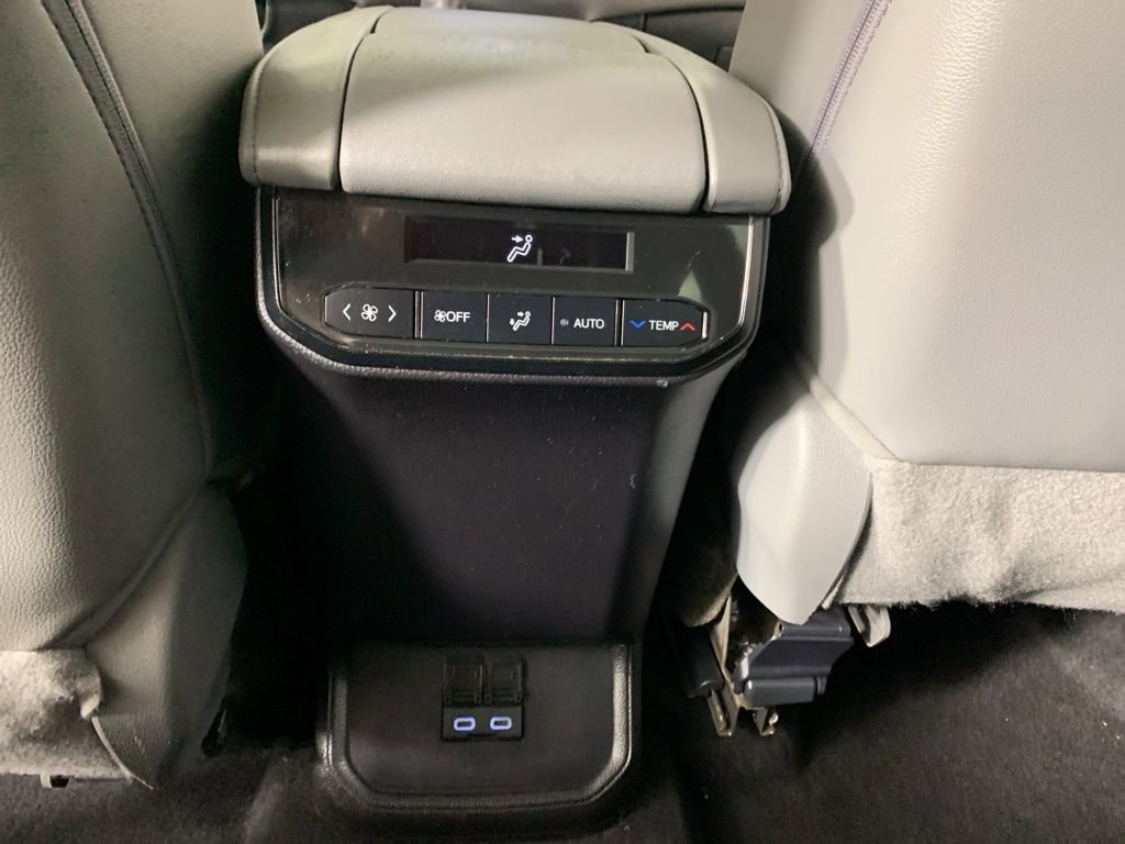 Used 2023 Toyota Highlander XLE AWD/4WD image 38