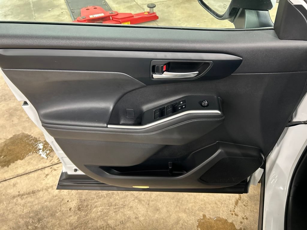 Used 2022 Toyota Highlander XLE AWD/4WD image 15