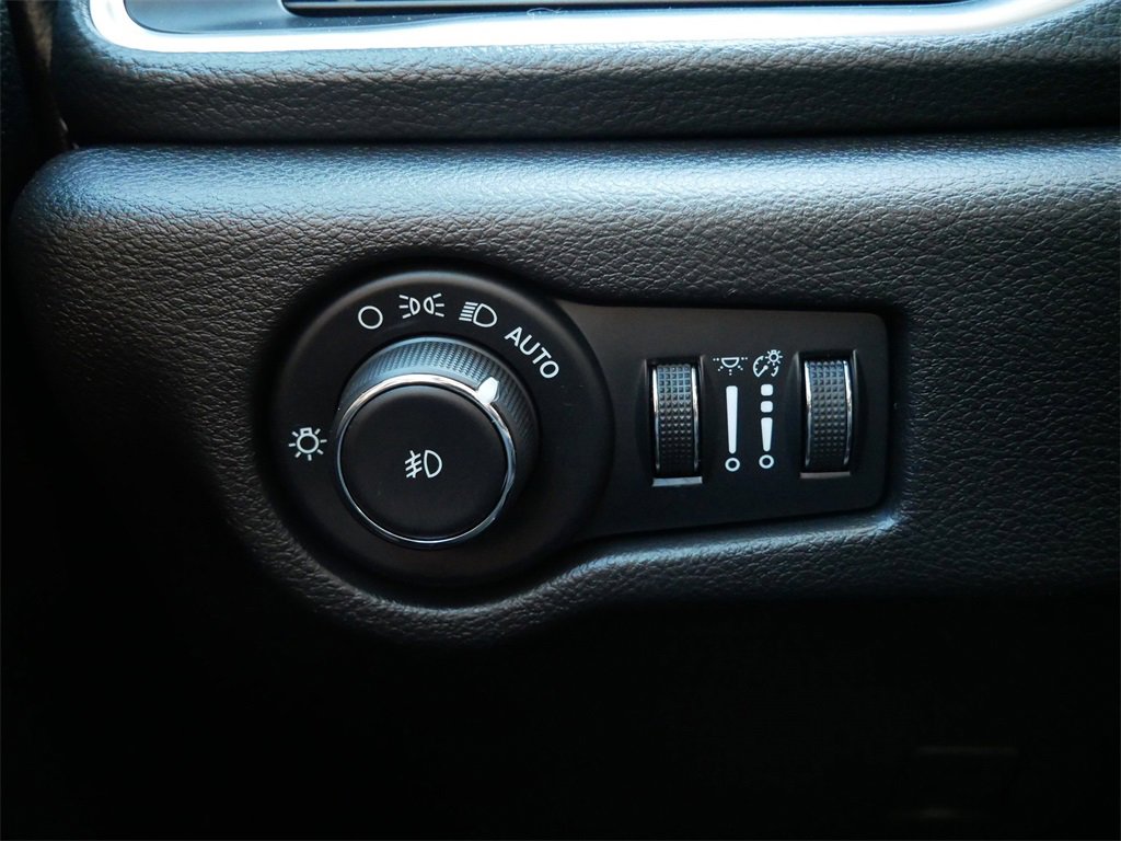 Used 2024 Chrysler Pacifica Limited w/ Uconnect Theater Family Group image 18