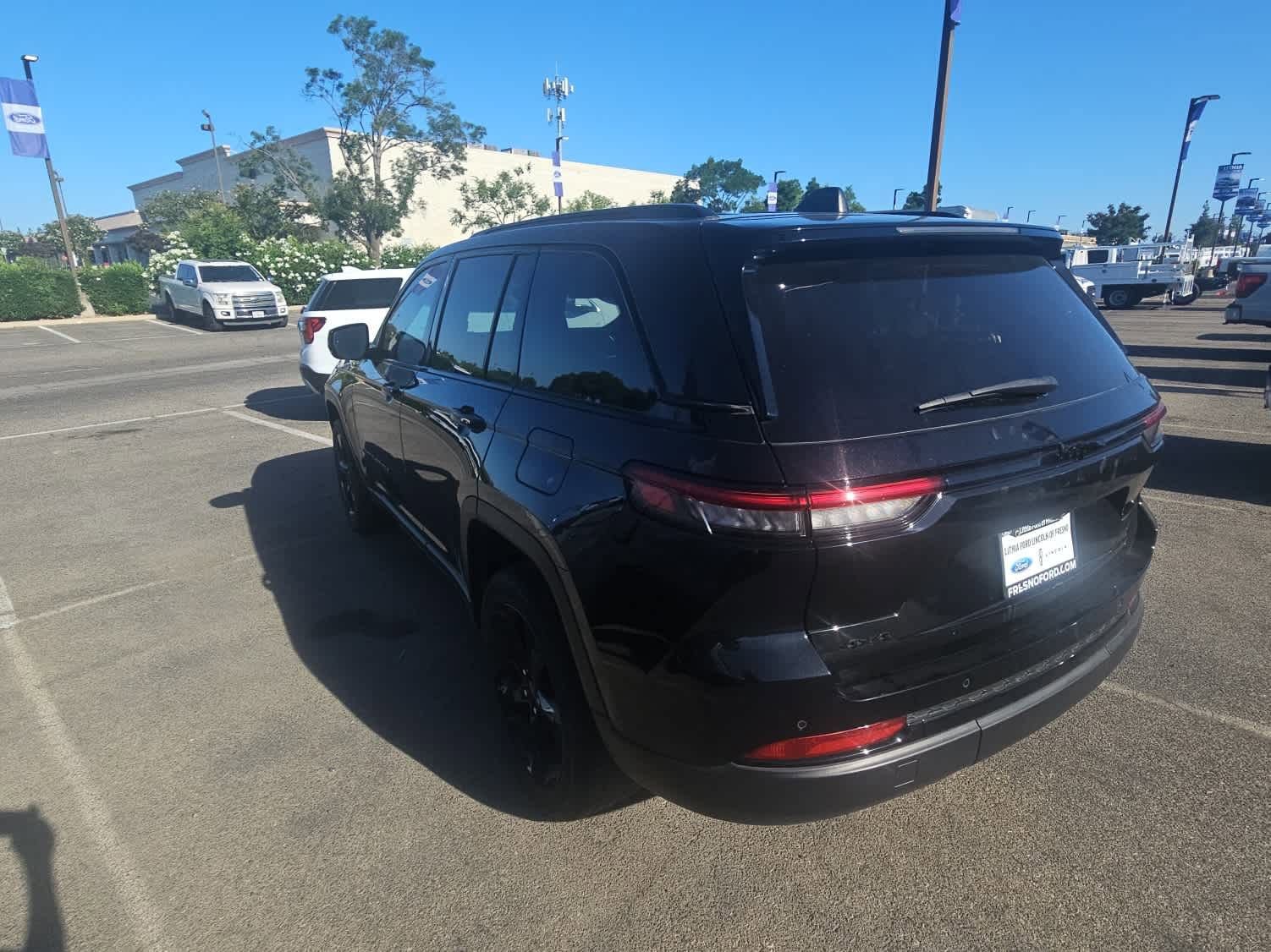 Used 2023 Jeep Grand Cherokee Altitude AWD/4WD image 6