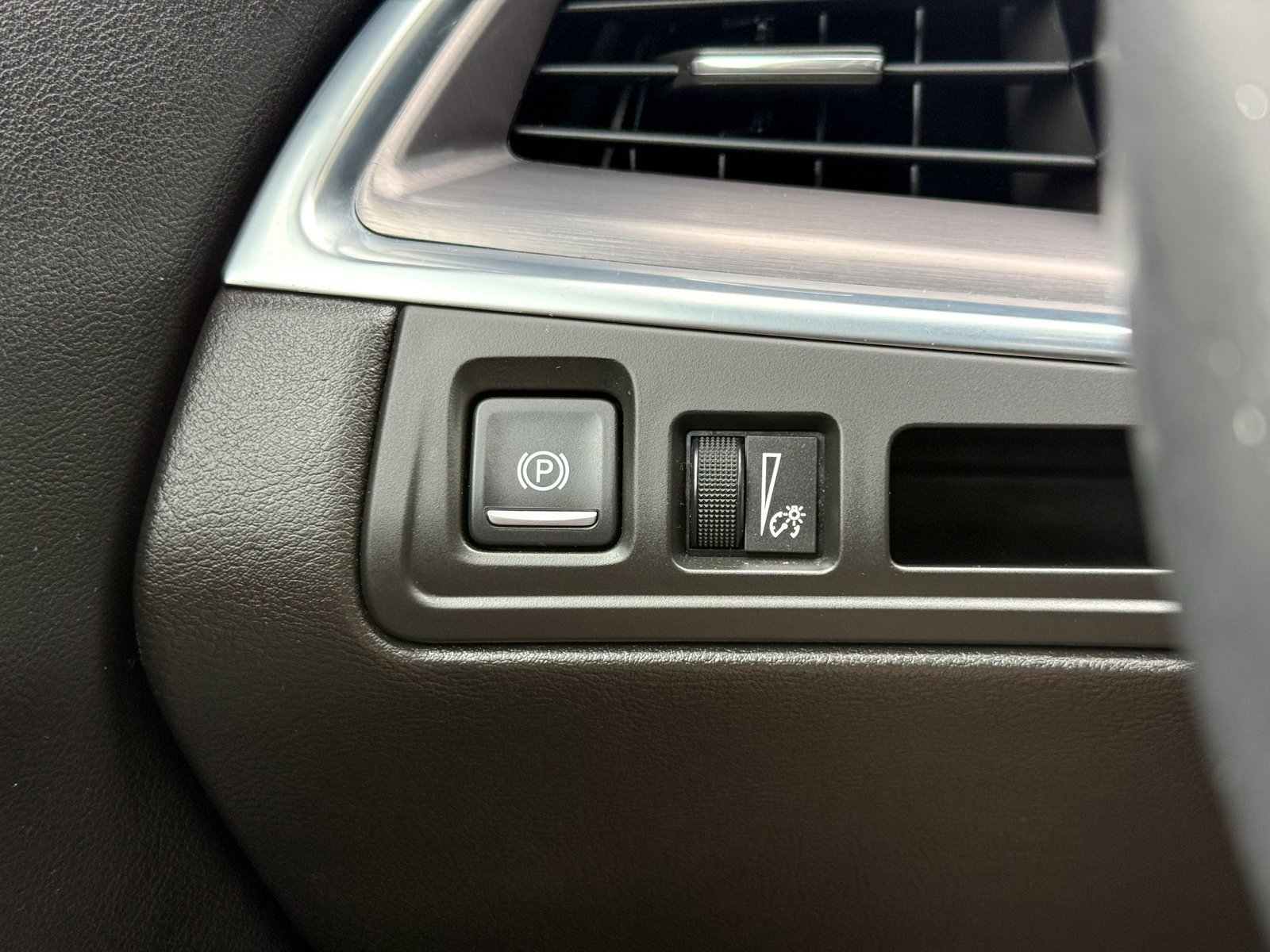 Used 2018 Cadillac XT5 Luxury w/ Driver Awareness Package image 32