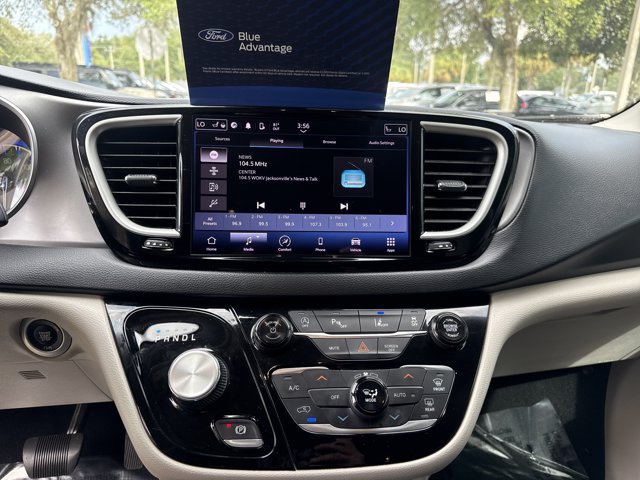 Used 2022 Chrysler Pacifica Touring-L FWD image 23
