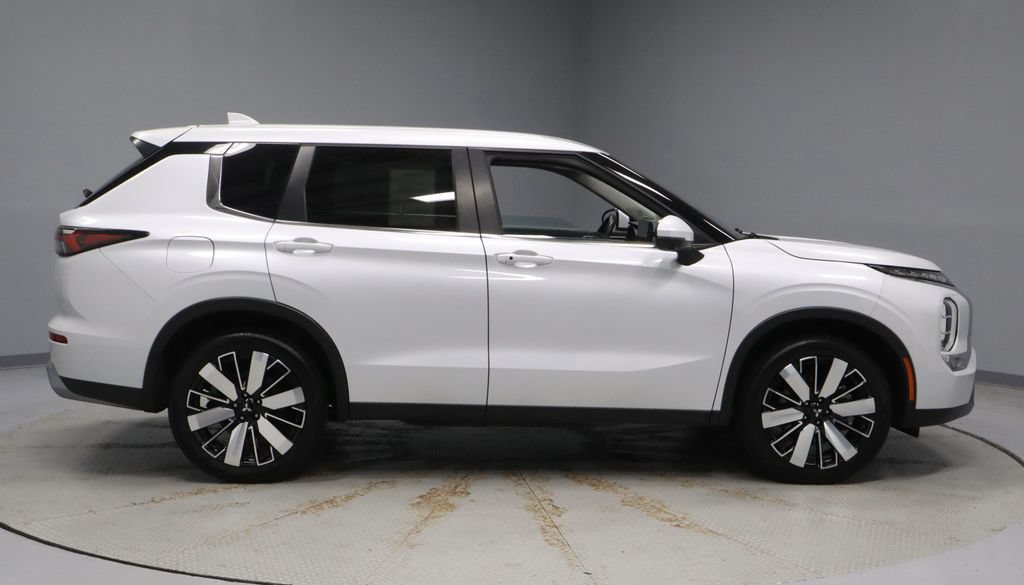 Used 2025 Mitsubishi Outlander SE FWD image 12
