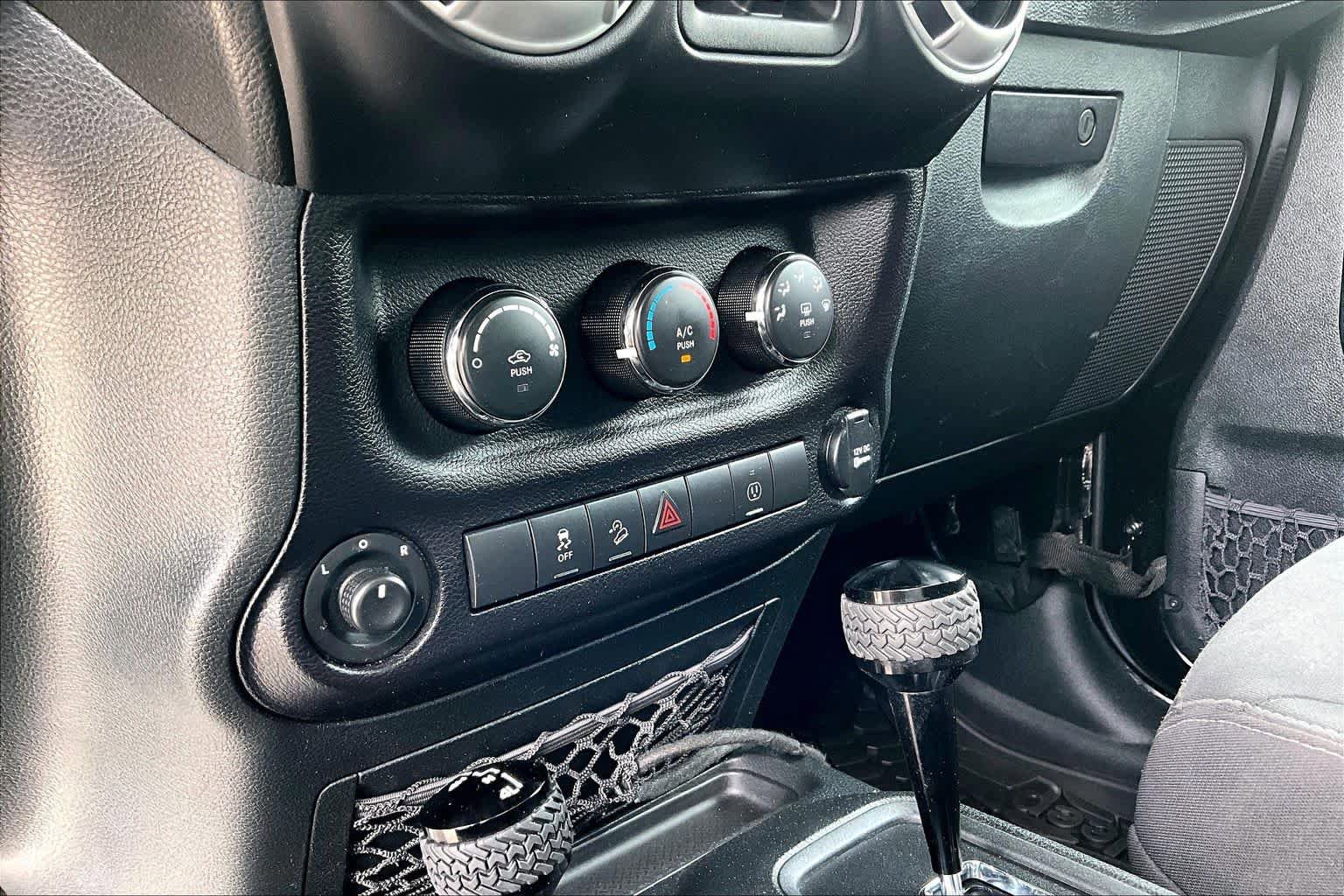 Used 2017 Jeep Wrangler Unlimited Rubicon w/ Connectivity Group AWD/4WD image 31