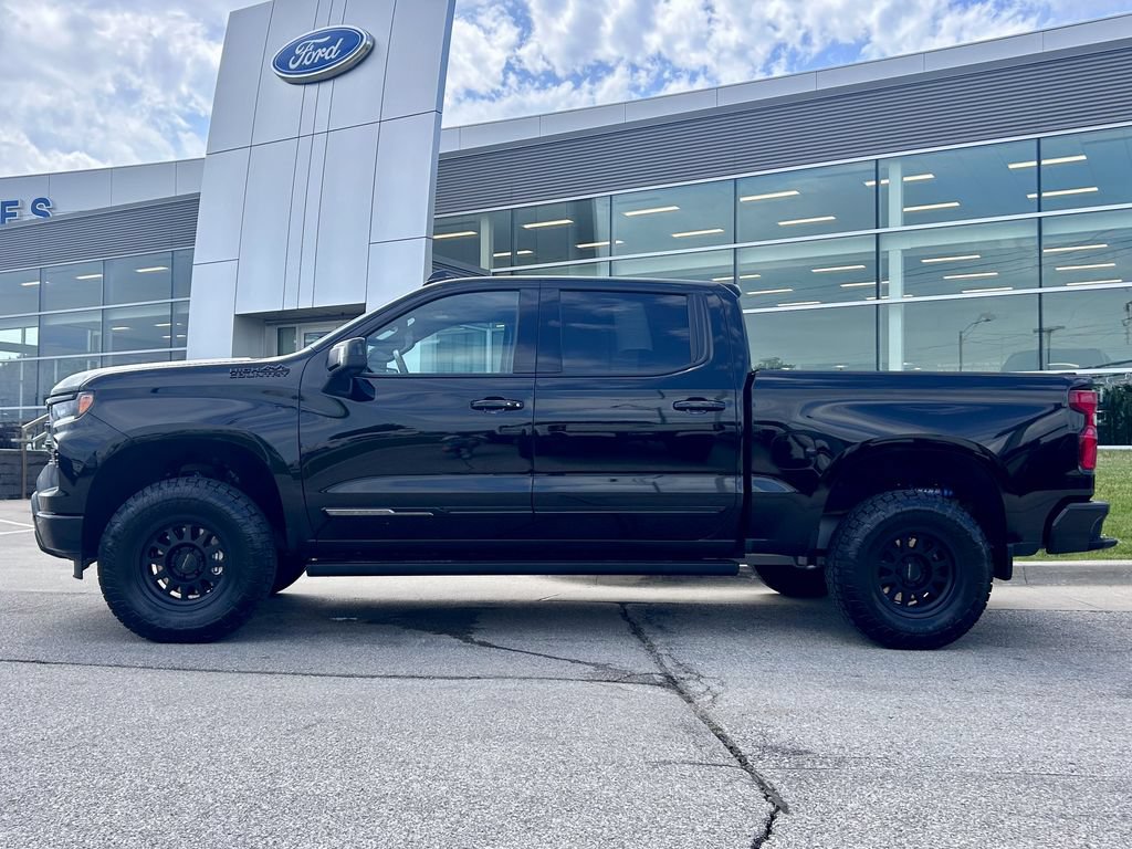 Used 2025 Chevrolet Silverado 1500 High Country w/ Midnight Edition AWD/4WD image 3