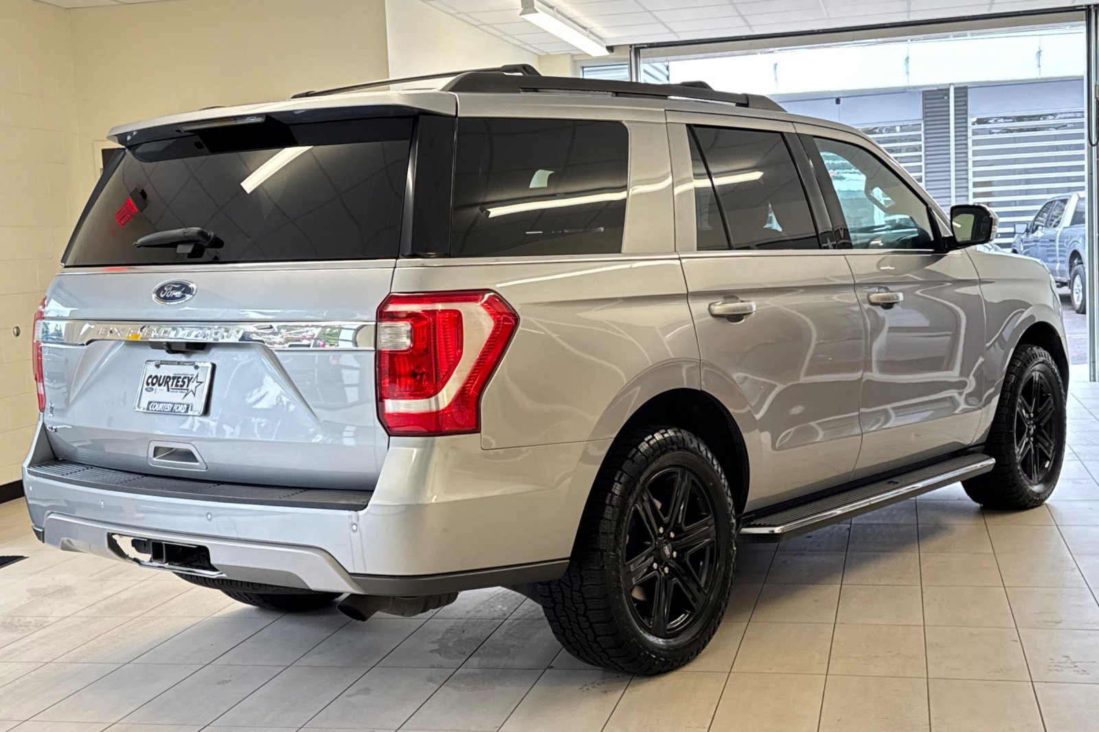 Certified 2020 Ford Expedition XLT w/ Equipment Group 202A image 4