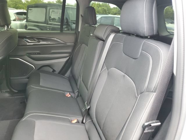 Used 2022 Jeep Grand Cherokee Laredo w/ Luxury Tech Group I AWD/4WD image 26