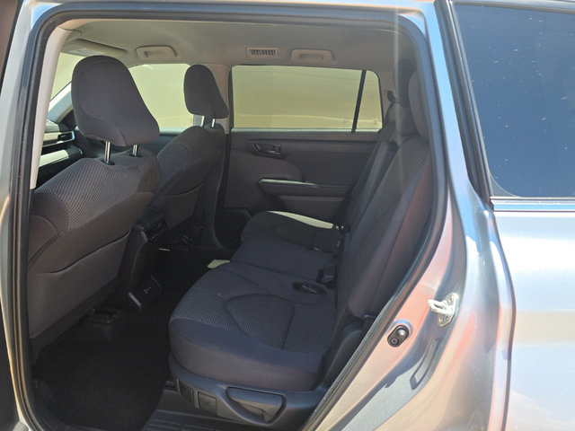 Used 2024 Toyota Highlander LE FWD image 9