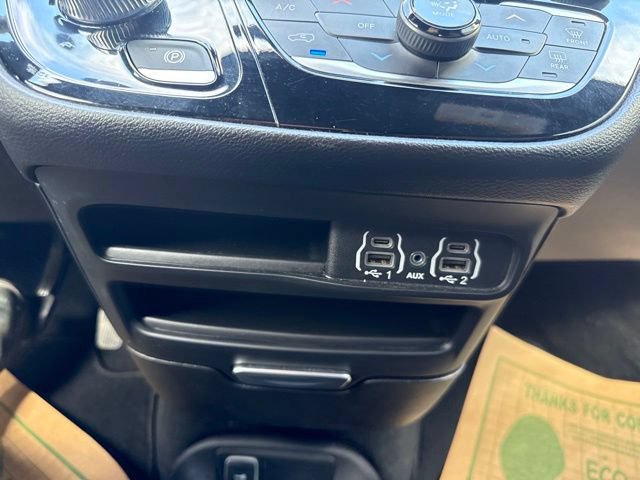 Used 2025 Chrysler Pacifica Select FWD image 24