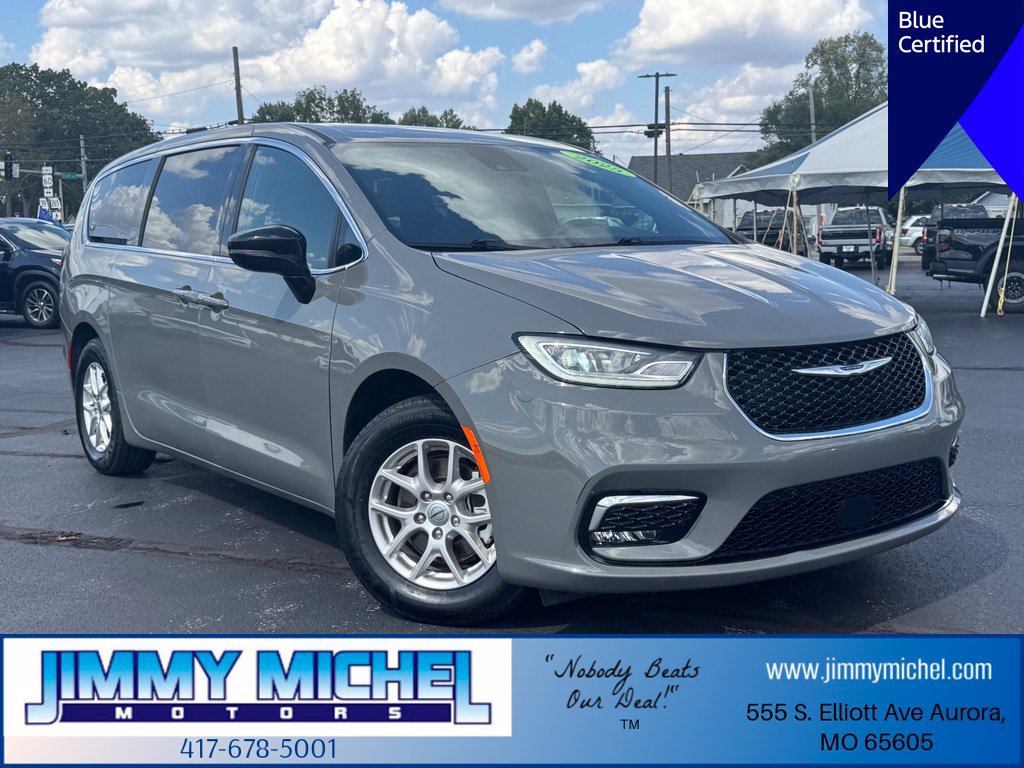 Used 2025 Chrysler Pacifica Select