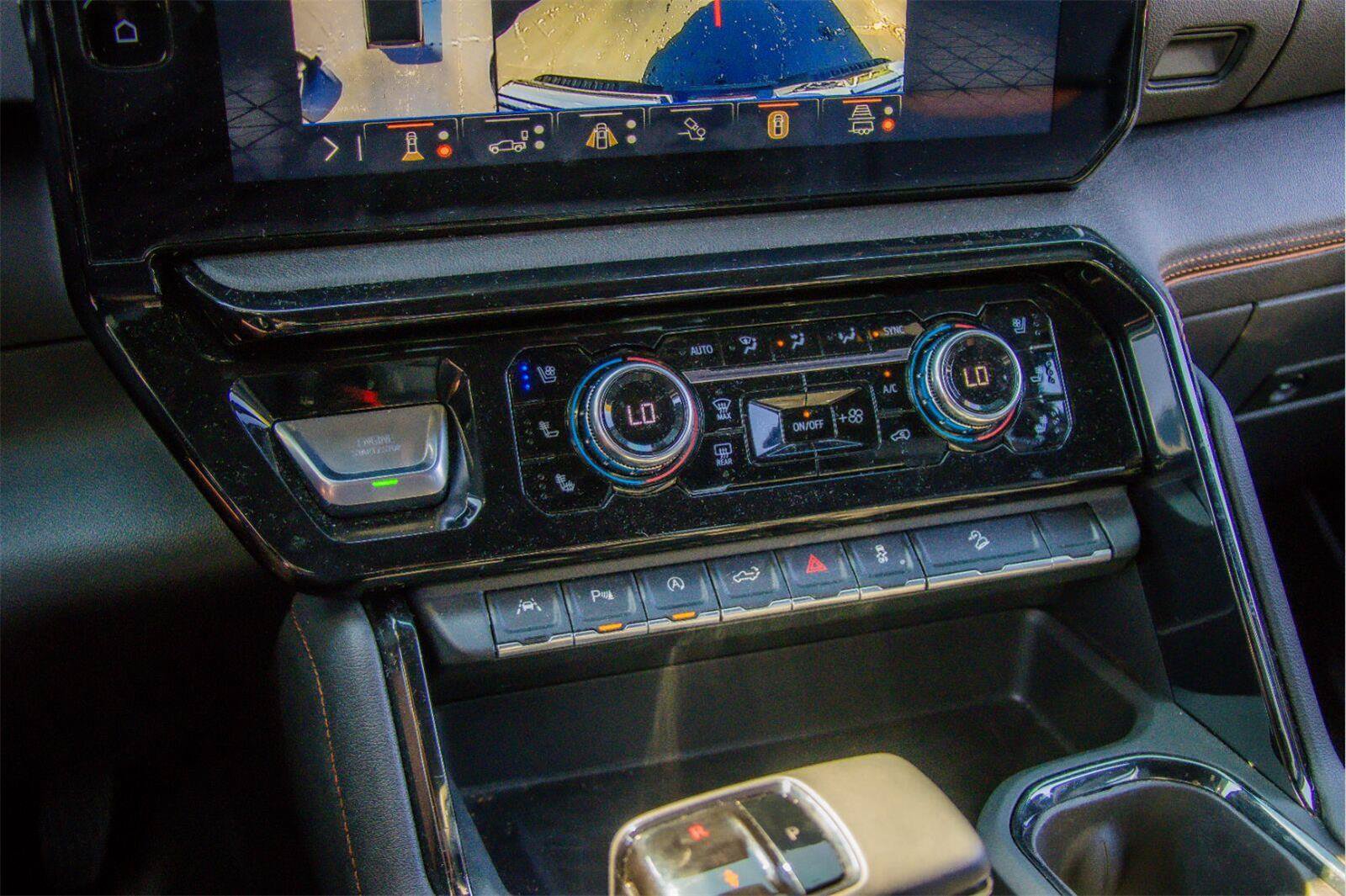 Used 2025 GMC Sierra 1500 AT4 w/ AT4 Premium Package AWD/4WD image 17