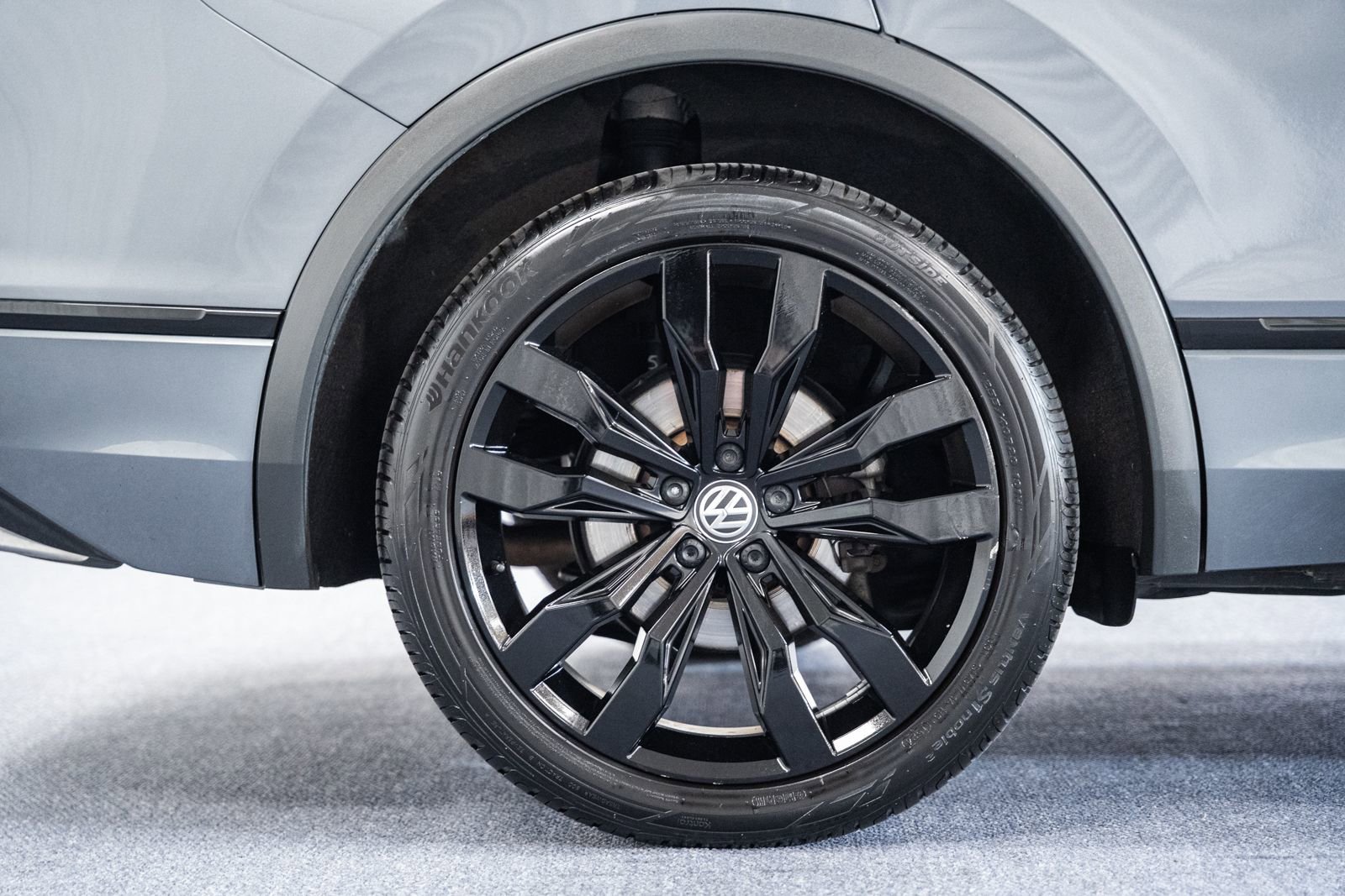 Used 2021 Volkswagen Tiguan SE R-Line image 18