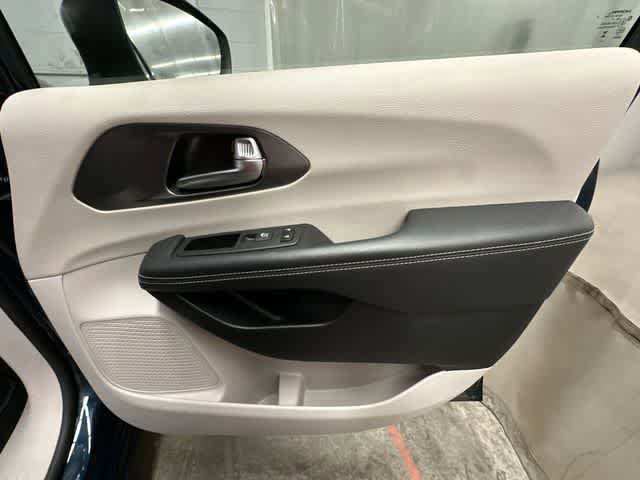 Used 2023 Chrysler Pacifica Touring-L FWD image 22