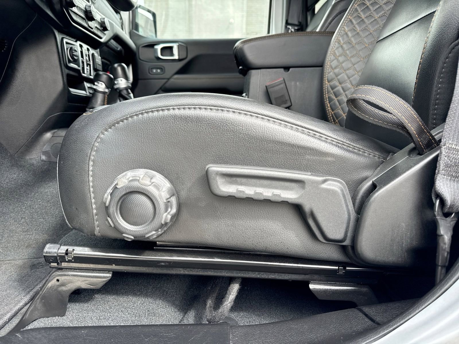 Used 2022 Jeep Wrangler Unlimited Sahara AWD/4WD image 3