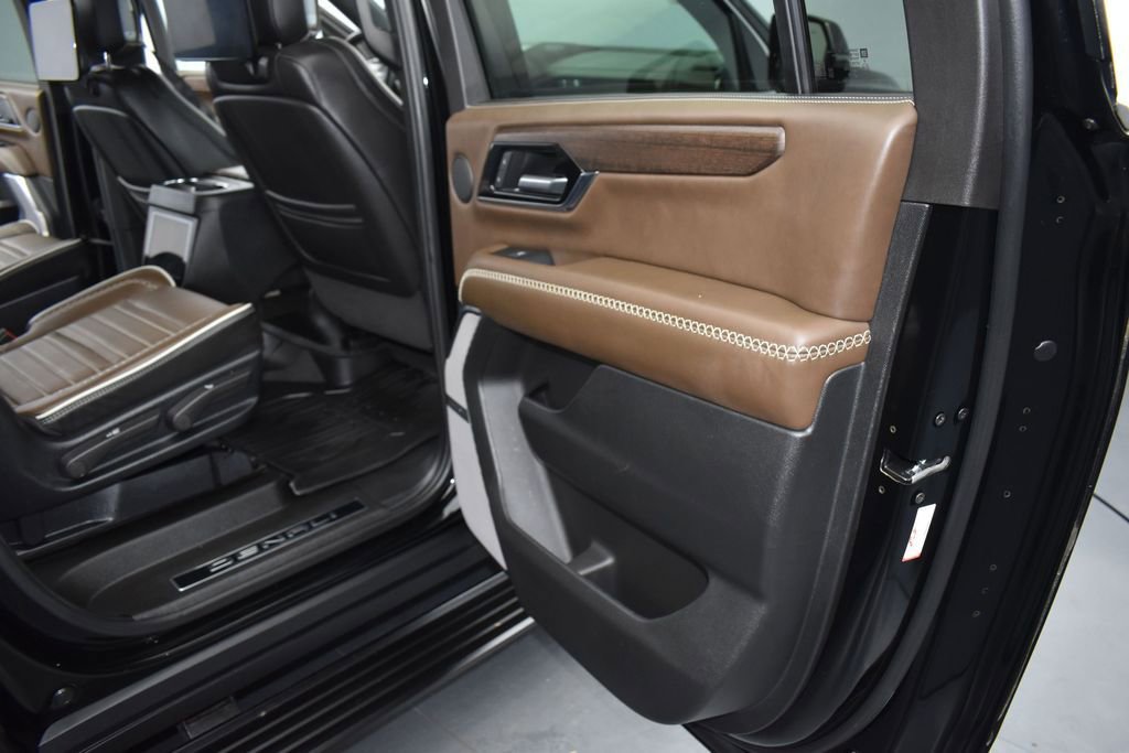 Used 2025 GMC Yukon XL Denali Ultimate AWD/4WD image 29