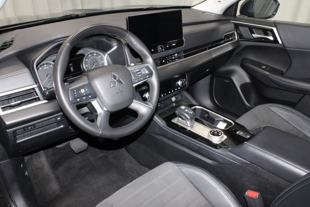 Used 2025 Mitsubishi Outlander AWD image 25